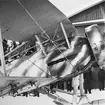 Närbild av kamouflagemålat flygplan B 4 vid en hangar i Boden. Innan avfärd till Finland för att delta i Svenska frivilligflottiljen F 19 i finska vinterkriget i januari 1940.