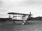 Flygplan B 4 Hawker Hart nr 1302 står uppställd på bock på ett fält, 1935.