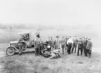 Gruppfoto av Malmslätts skyttegille vid en lastbil, omkring 1925.