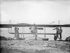 Flygbåt Farman HF 23 / F 1 vid kaj, omkring 1914. Sju militärer vid flygplanet. Originalflygplanet inköpt från Frankrike.