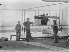 Flygbåt Farman HF 23 / F 1 vid Nya varvet Göteborg, 1914. Tre män vid flygplanet. Vy bakifrån. Originalflygplanet inköpt från Frankrike.