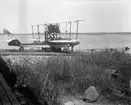 Flygbåt Savoia S. 13 vid slipen på Stumholmen, Karlskrona, omkring 1919-1924. En marinofficer står vid flygplanet.