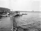 Flygbåt Savoia S. 13 vid slipen på Stumholmen, Karlskrona, omkring 1919-1924. Krutmagasinet i bakgrunden. Marinpersonal vid flygplanet.