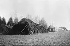 Tälthangarer för flygplan vid tillfällig bas vid regemente, 1920-tal. En hangar är kamouflerad. Två soldater syns bredvid.