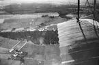 Flygfotografi mot Malmslätt från flygplan Albatros. Flygkompaniet på Malmen vid skogspartiet. Omkring 1920-1925.