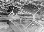 Flygfotografi av centralstationen, bangårdsområdet och östra delen av Vasastaden i Linköping. Vy från nordost, 1920-tal.