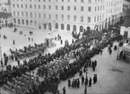 Begravningståg för militära flygarna Nils Rodéhn och Rudolf Hedenblad passerar Stora Torget i Linköping, 8 februari 1920. Vy ovanifrån.