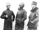 Gruppfoto av tre okända militärer, 1920-tal. De två männen till höger är militära flygare.