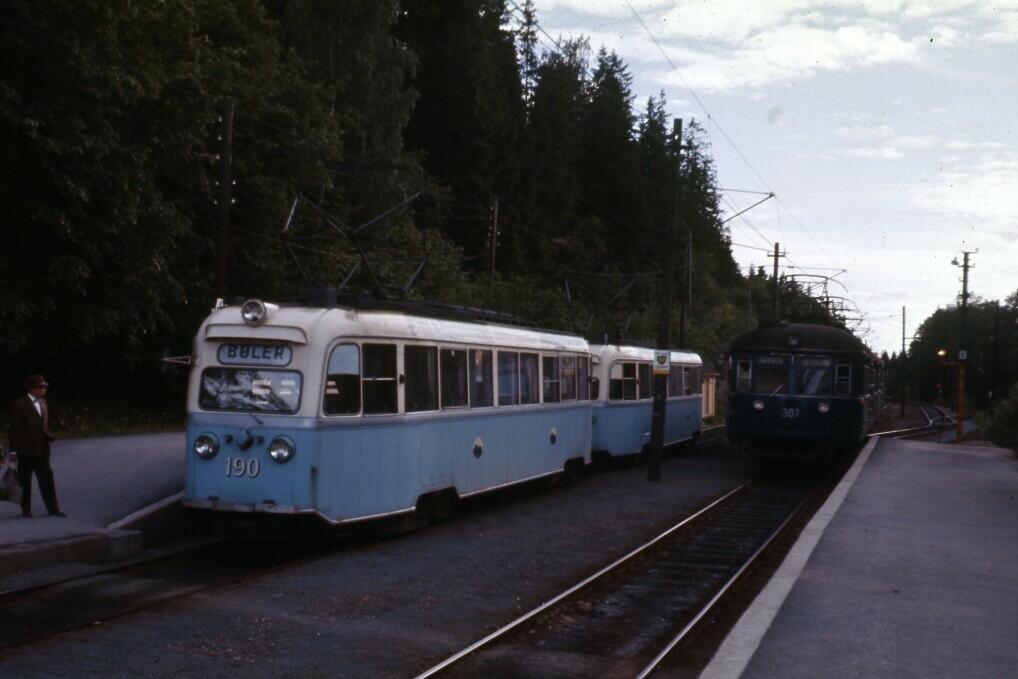 Oslo Sporveier, B1 190 i tog, linje LØB. Jar. C1 nr. 307 på vei mot Kolsås.