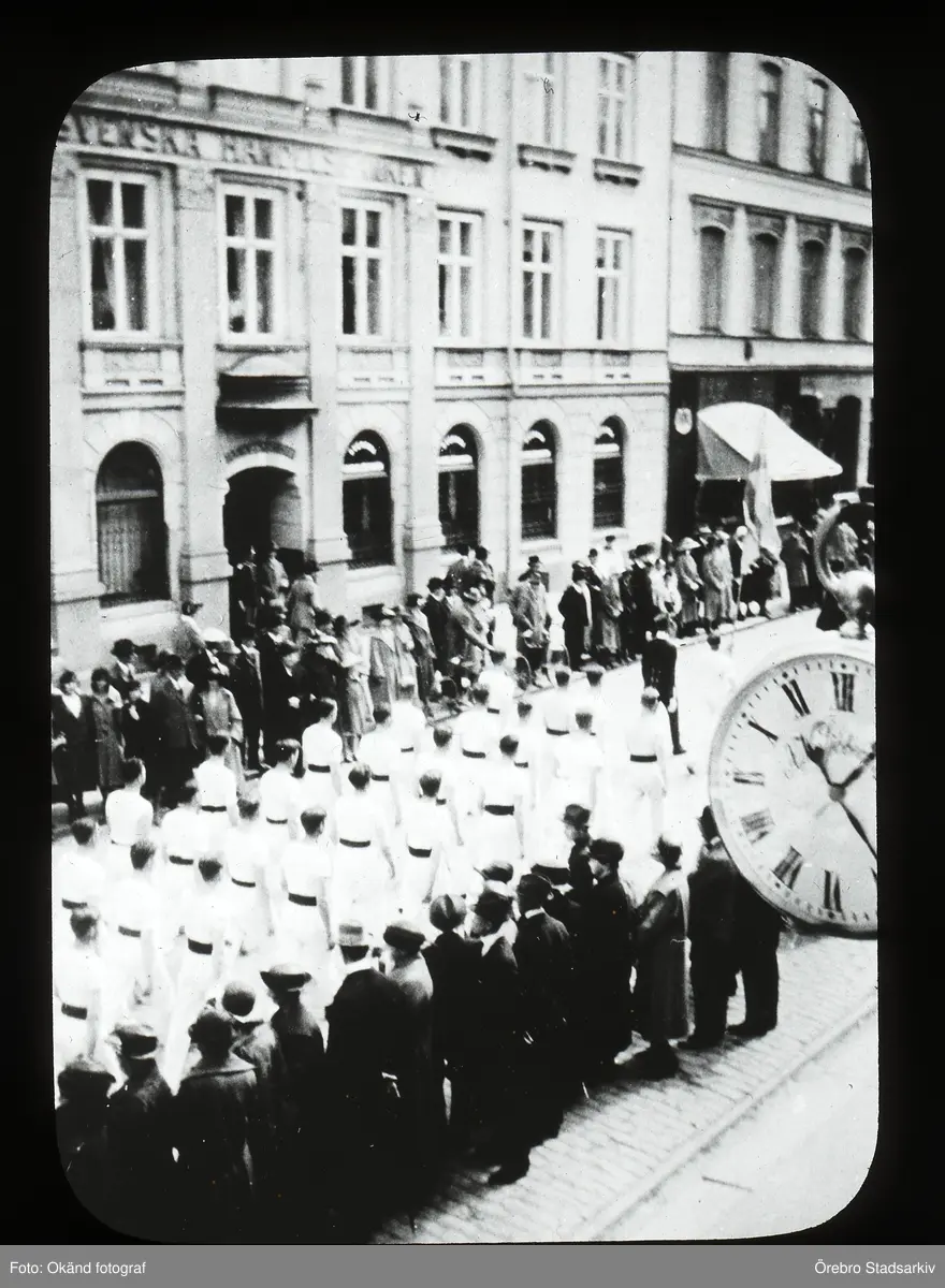 Gymnastiktrupp marscherar genom stan