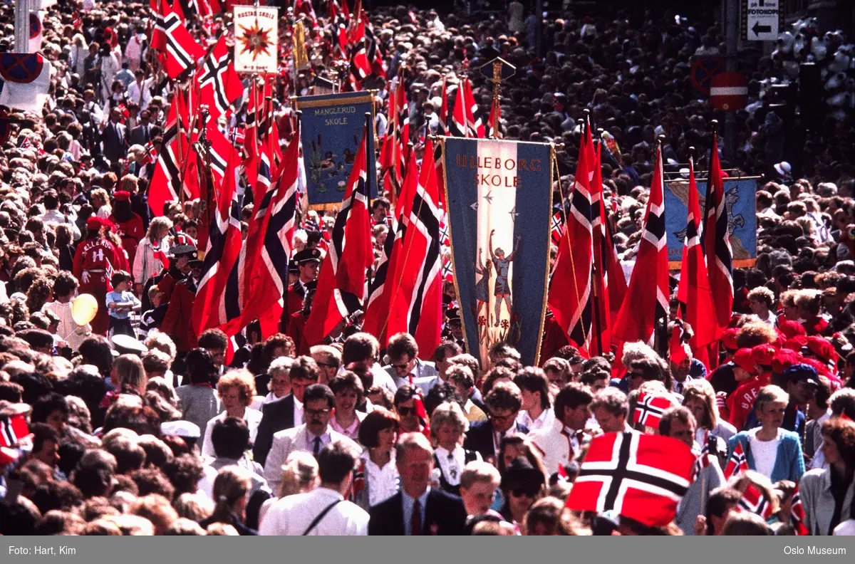 mennesker, flagg, 17. mai-feiring, 17. mai-tog, barnetog, faner: Lilleborg skole, Manglerud skole, Rustad skole