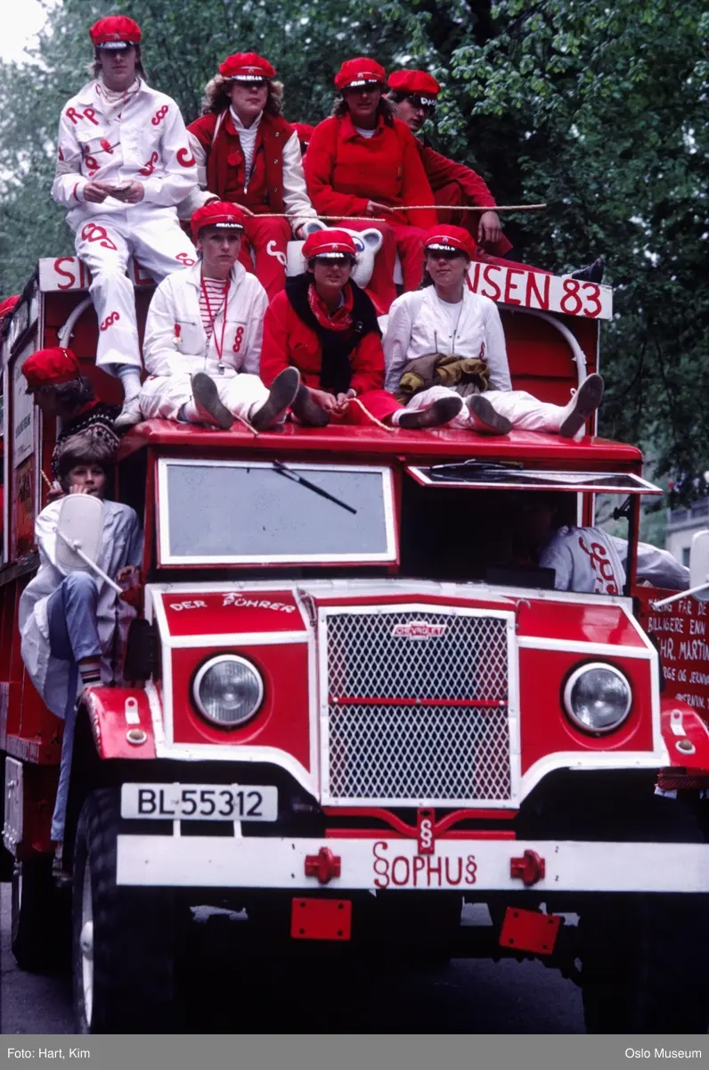 17. mai-feiring, CMP Chevrolet latebil, russebil, jenter, gutter, russ fra Sinsen videregående skole