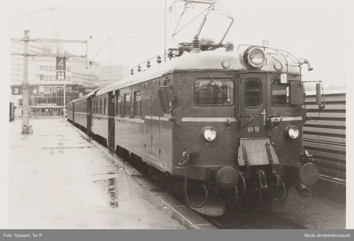 Persontog 720 til Egersund på Stavanger. I toget elektrisk motorvognsett type 68A med motorvogn BM68A 18 fremst