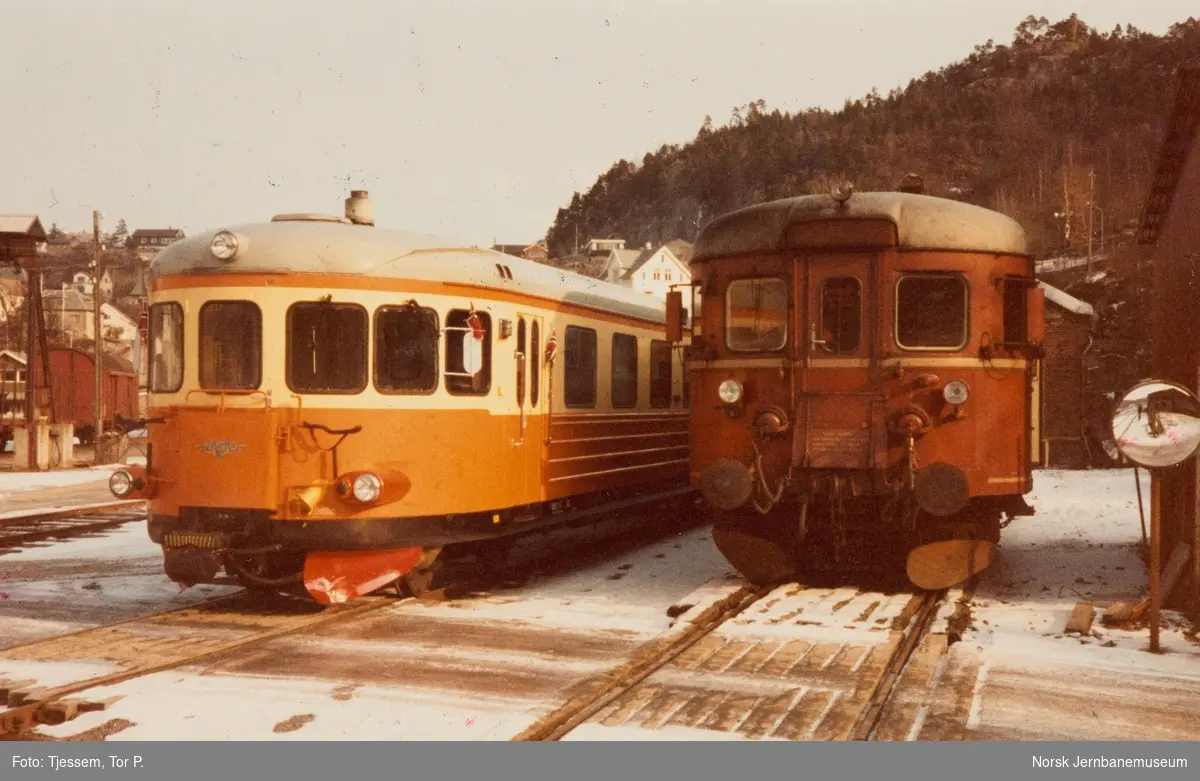 Dieselmotorvogn SJ Y7 1202, senere BM 89 02 på Flekkefjord stasjon. Til høyre dieselmotorvogn BM 91 08