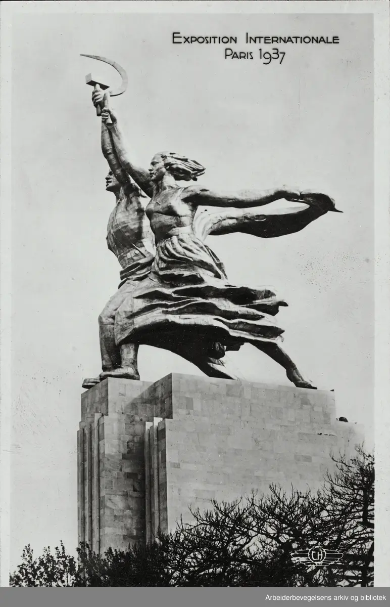 Sovjetunionens paviljong på Verdensutstillingen i Paris i 1937, tegnet av arkitekt Boris Iofan. Skulpturen ble laget av Vera Mukhina og framstilte en industriarbeider og en kvinnelig kolkhoz-arbeider som sammen løftet hammeren og sigden. Postkort. Arbeidermagasinet/Magasinet for Alle