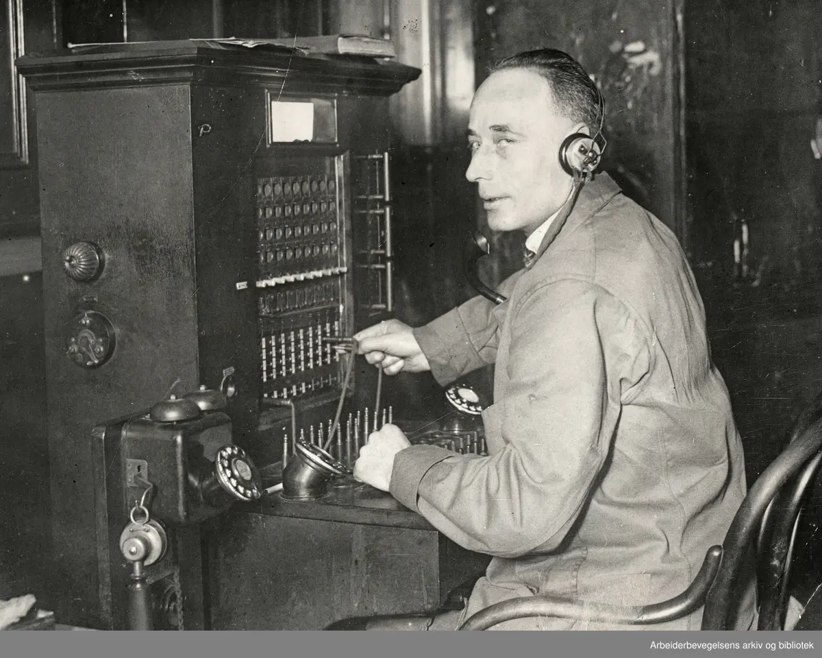 "The blind telephone operator". H. G. Manning var ansatt som sentralbordoperatør ved The London Hospital på 1930-tallet. Han var blind og var kjent for sin enestående evne til å gjenkjenne stemmer på de som ringte. Foto: 12. Desember 1932. Arbeidermagasinet/Magasinet for Alle