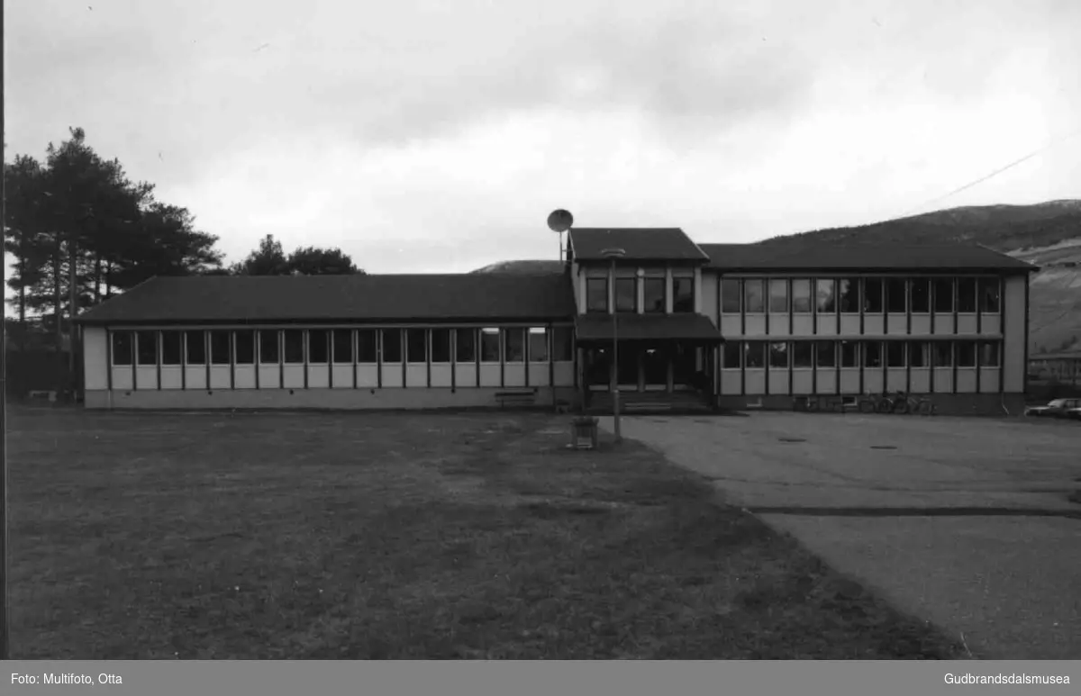 Frå Fylkesyrkesskulen på Dovre. Administrasjons- og teoribygget ved Hjerleid vidaregåande skule tatt i bruk 1964-1967. I tillegg var det lokaler for sømavdelingen og bibliotek i bygget.