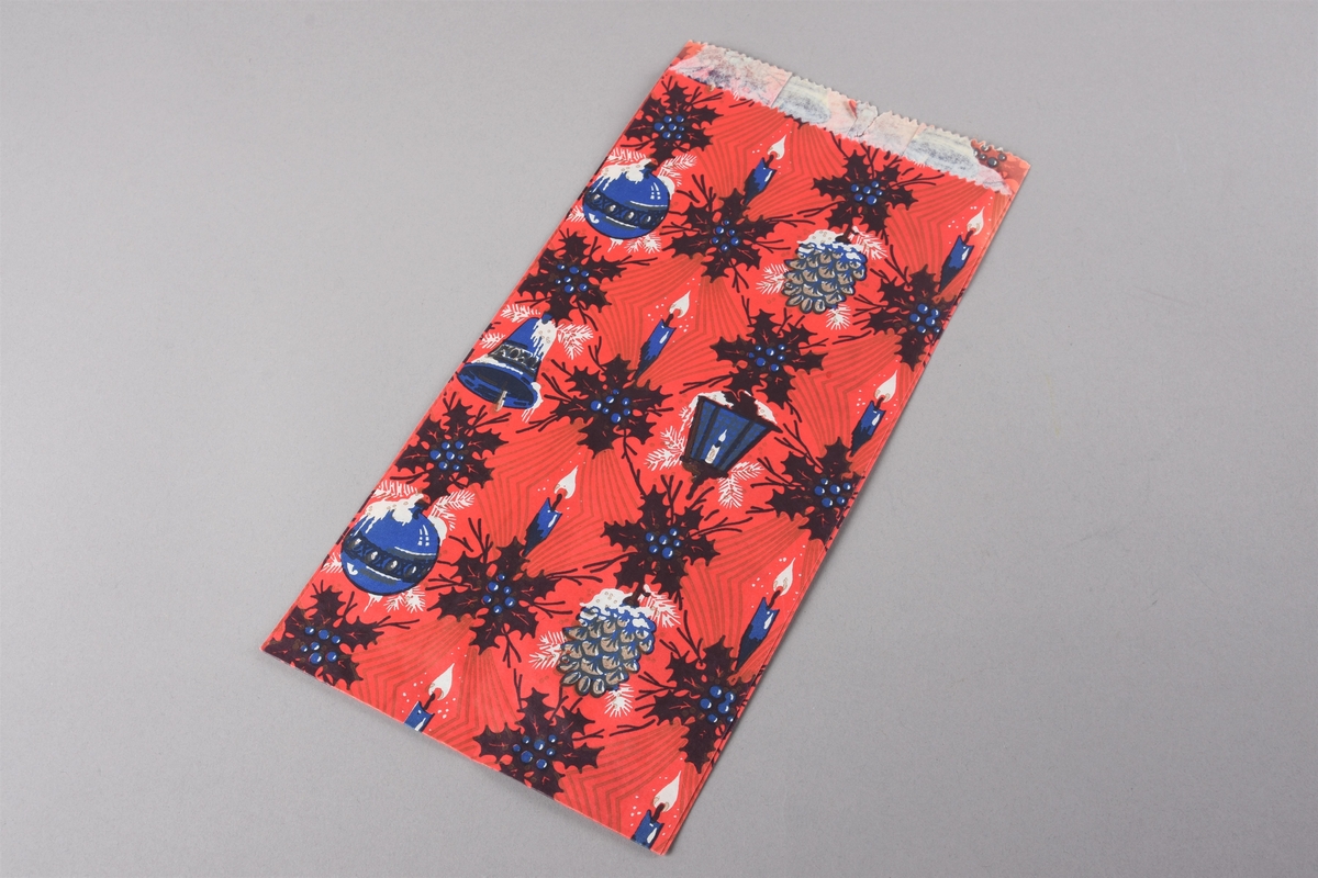 Kongler, lys, julekuler og-klokker, kristtorn.