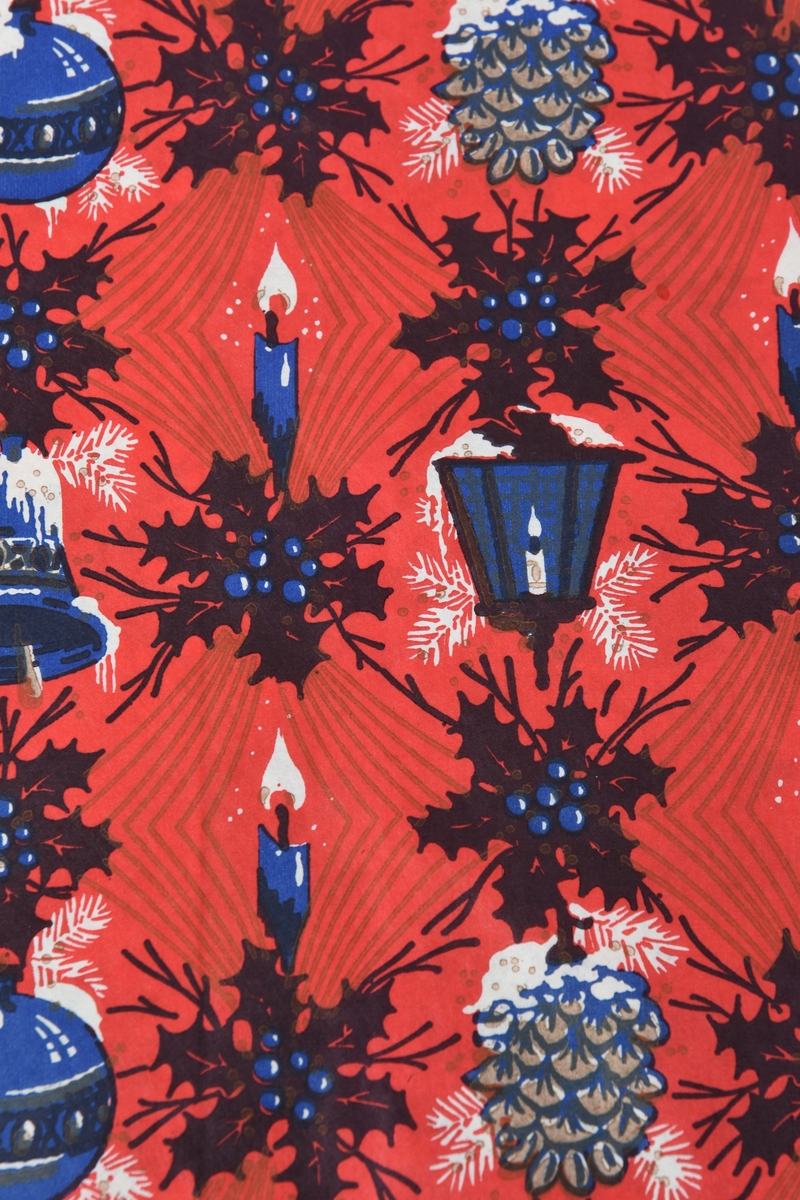 Kongler, lys, julekuler og-klokker, kristtorn.