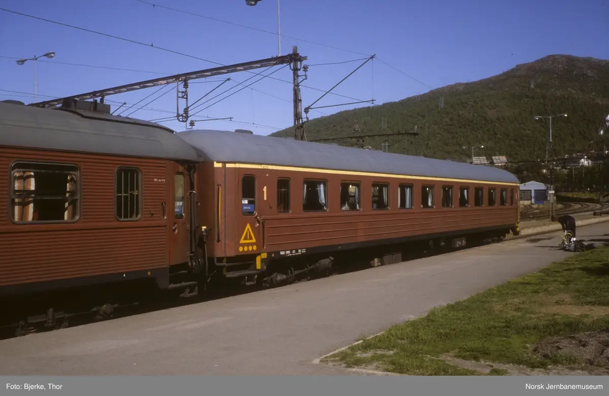 Personvogn fra TGOJ litra A3 nr. 1002 i tog Et 94 på Narvik stasjon