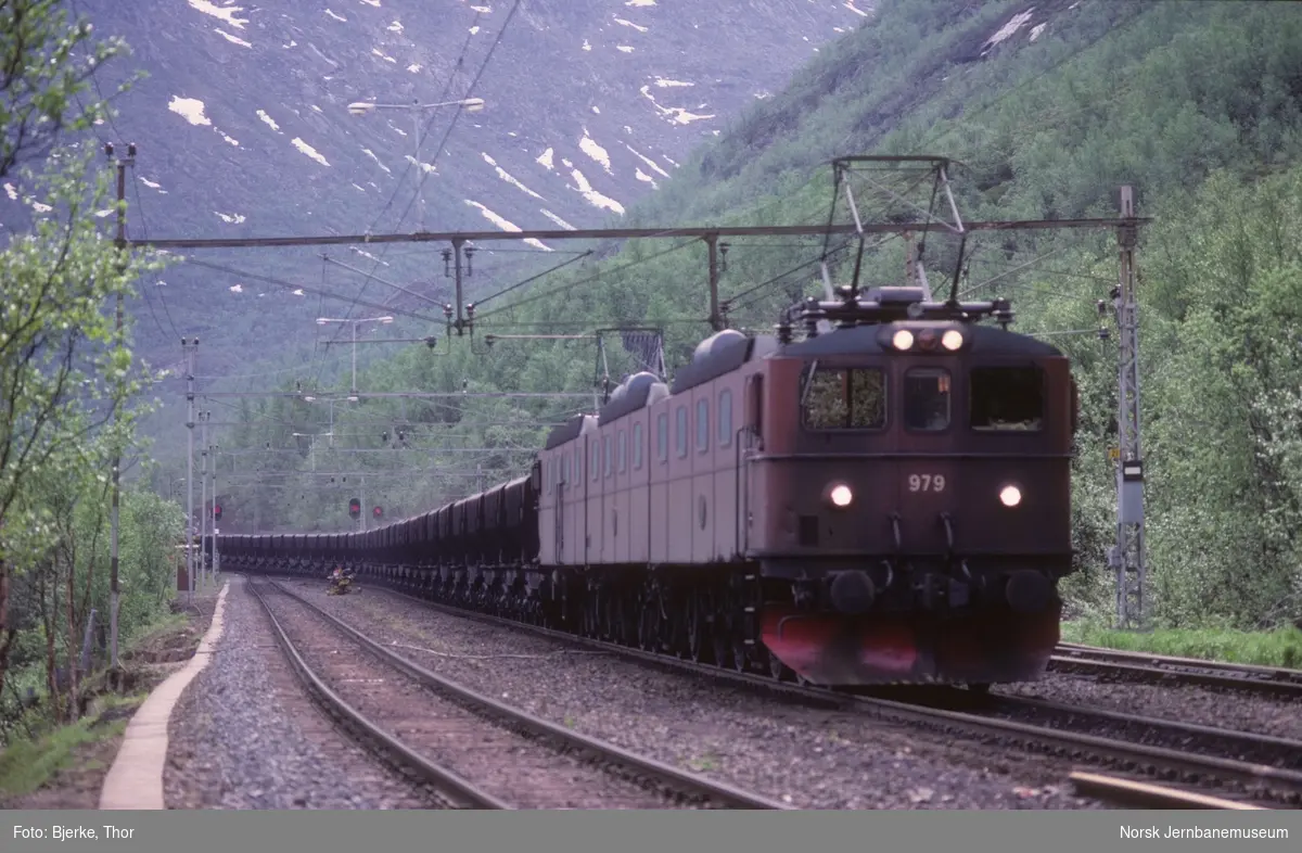 Malmtog 7310 trukket av elektrisk lokomotiv Dm3 979-980-981 ankommer Rombak stasjon
