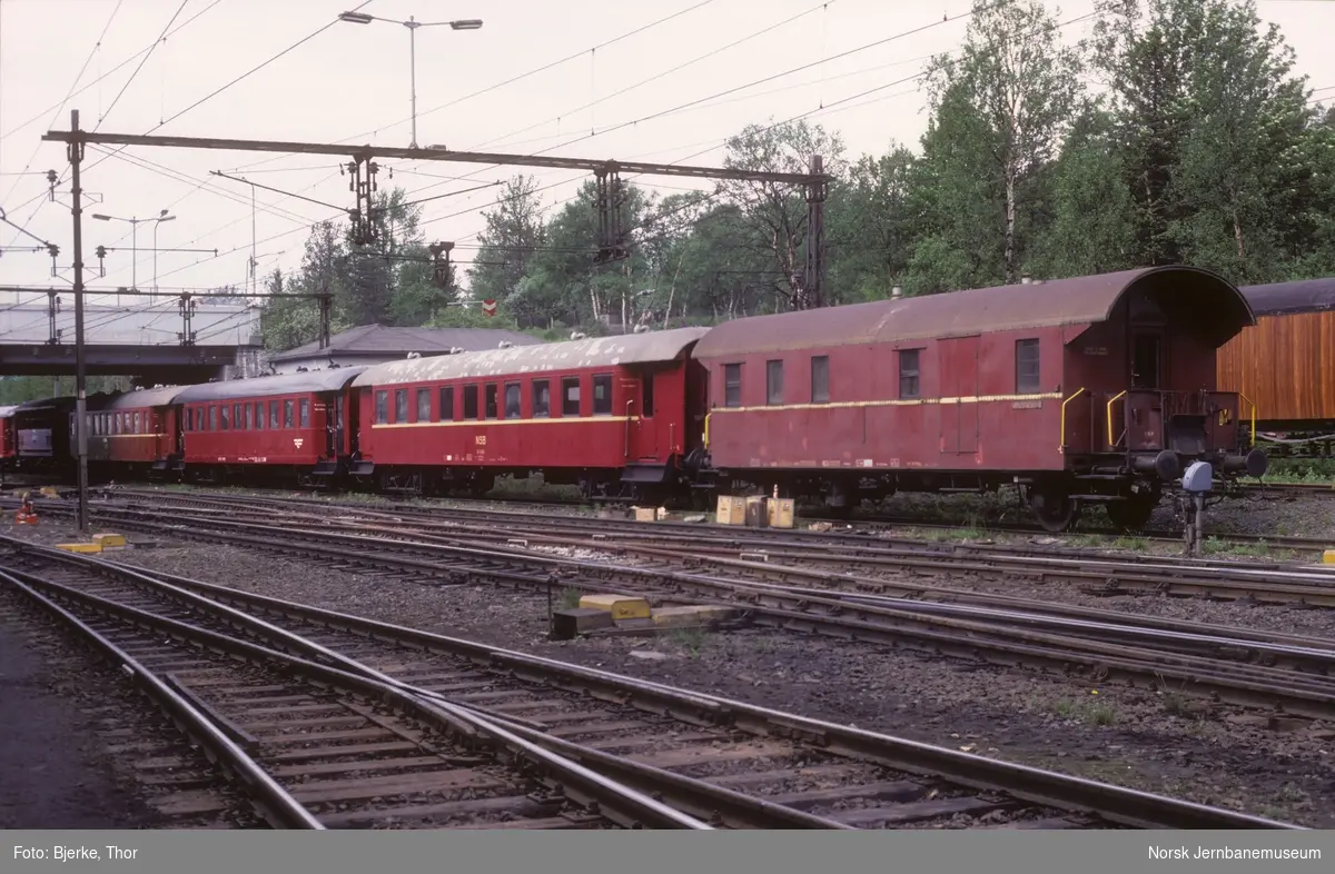 Personvogn BFV1 19916 og B1-vogner på Narvik stasjon