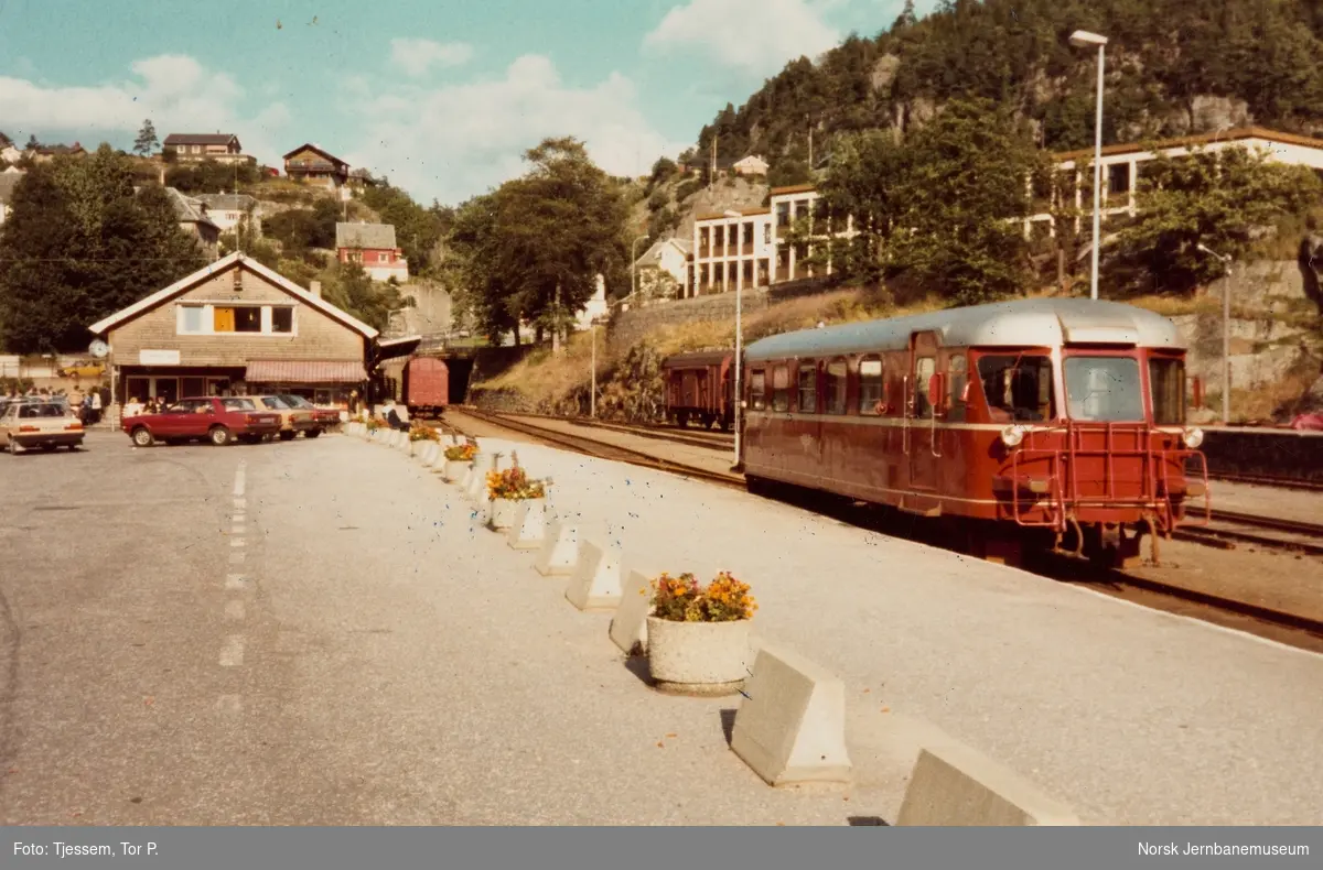 Dieselmotorvogn BM 87 03 på Flekkefjord stasjon