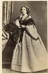 Kabinettsfotografi av en kvinna i lång vid klänning och sjal över axlarna.