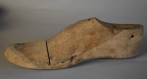 Ett par läster av trä, varje läst i två delar. Märkt "B 9 1/2". Längd: 29 cm. Tråbredd: 8,3 cm, hälbredd: 6,1 cm, höjd: 8,3 cm.