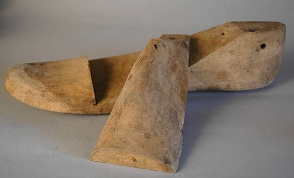 Ett par läster av trä, varje läst i två delar. Märkt "B 9 1/2". Längd: 29 cm. Tråbredd: 8,3 cm, hälbredd: 6,1 cm, höjd: 8,3 cm.