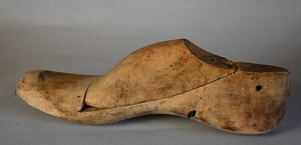 Ett par läster av trä, varje läst i två delar. Märkt "B 9 1/2". Längd: 29 cm. Tråbredd: 8,3 cm, hälbredd: 6,1 cm, höjd: 8,3 cm.