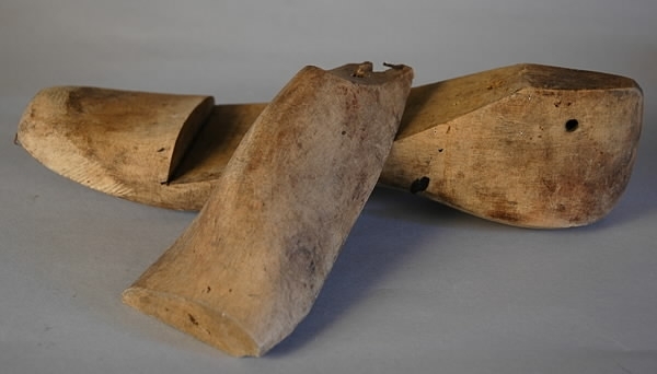 Ett par läster av trä, varje läst i två delar. Märkt "B 9 1/2". Längd: 29 cm. Tråbredd: 8,3 cm, hälbredd: 6,1 cm, höjd: 8,3 cm.