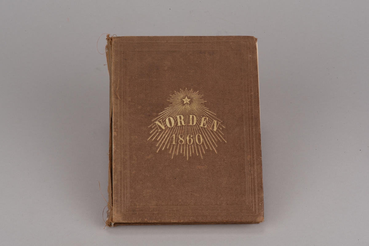 Inbunden kalender från 1860.

Brunt mönsterpressat klotband med blindpressade ramtryck på pärmarna och guldtryckt titel på främre pärmen. Titeln "NORDEN 1860" på framsidan är i guldtryck under en femuddig stjärna med strålar som bildar bakgrund till titeln.

Som försättssida i lite styvare papper finns en av Nils Anderssons genremålningar som lithografi, ett pastoralt motiv med djur och människor kring och vid stranden av en frusen sjö. På sidan 117 till 121 finns en artikel om "N. Andersson." som illustreras av ett porträtt av konstnären, även detta en lithografi på ett lite styvare papper. Båda lithografierarna är tryckta hos Salmson. 

På insidan av den främre pärmen finns en inskrift som visar att kalendern skänkts från Nils Andersson till Sven Johan Jacobsson.

Det ligger ett bokmärke mellan sidorna  50 och 51, vid dikten "Vid Augustin Ehrensvärds graf på Sveaborg."