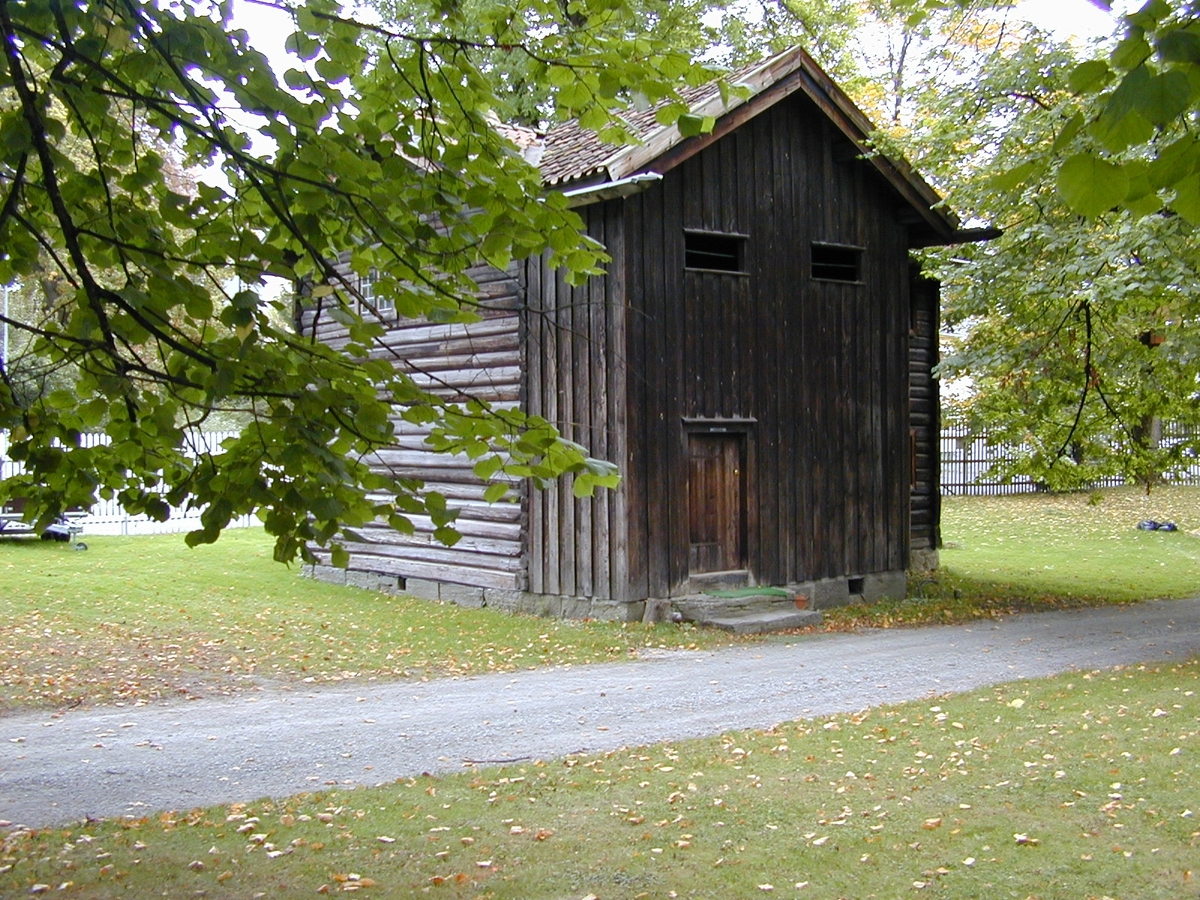 Stue fra Lynnevik i Gransherad. Toetasjes treromsstue med oppstuge.  Den kom til museet som gave fra Gransherad kommune (som nå en del av Notodden kommune). Stua er innredet nede i 1813 av Øystein A. Steinsrud fra Sauherad. Stilen er renessanse.

Det er sannsynlig at stua ble påbygd til to fulle etasjer i 1837. En tinndøl laget innredningen på oppstoga i en stil som klart skiller seg ut fra renessanseinteriøret nede. Med sine skap- og sengekroner i dristige svinger, med medaljonger og riflinger, med barokke speilformer og fine pilasterutforminger, støper tinndølen sammen alle de stilartar han synes å ha opplevd, men likevel med en viss overvekt til fordel for rokokkoen og louis-seizen. I alt og ett er det Numedal og Tinn som går igjen i dette interiøret. I 1838 er  oppstoga rosemalt av Tuddals-mesteren Knut Halvorsen Hovde. Mens Ola Hansson lot rosene sine flømme over hele interiøret, er dekorasjonene nå avgrenset til speil, fyllinger og listverk.