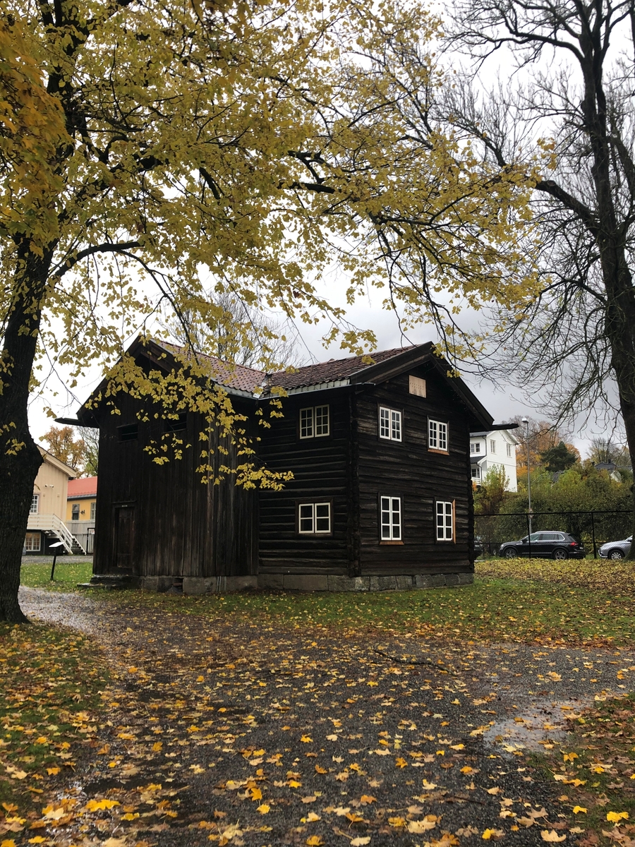 Stue fra Lynnevik i Gransherad. Toetasjes treromsstue med oppstuge.  Den kom til museet som gave fra Gransherad kommune (som nå en del av Notodden kommune). Stua er innredet nede i 1813 av Øystein A. Steinsrud fra Sauherad. Stilen er renessanse.

Det er sannsynlig at stua ble påbygd til to fulle etasjer i 1837. En tinndøl laget innredningen på oppstoga i en stil som klart skiller seg ut fra renessanseinteriøret nede. Med sine skap- og sengekroner i dristige svinger, med medaljonger og riflinger, med barokke speilformer og fine pilasterutforminger, støper tinndølen sammen alle de stilartar han synes å ha opplevd, men likevel med en viss overvekt til fordel for rokokkoen og louis-seizen. I alt og ett er det Numedal og Tinn som går igjen i dette interiøret. I 1838 er  oppstoga rosemalt av Tuddals-mesteren Knut Halvorsen Hovde. Mens Ola Hansson lot rosene sine flømme over hele interiøret, er dekorasjonene nå avgrenset til speil, fyllinger og listverk.