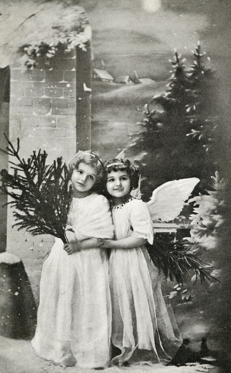 Brevkortalbum datert 1913 med barnekort, ungdomskort men flest julekort, ulike produsenter.