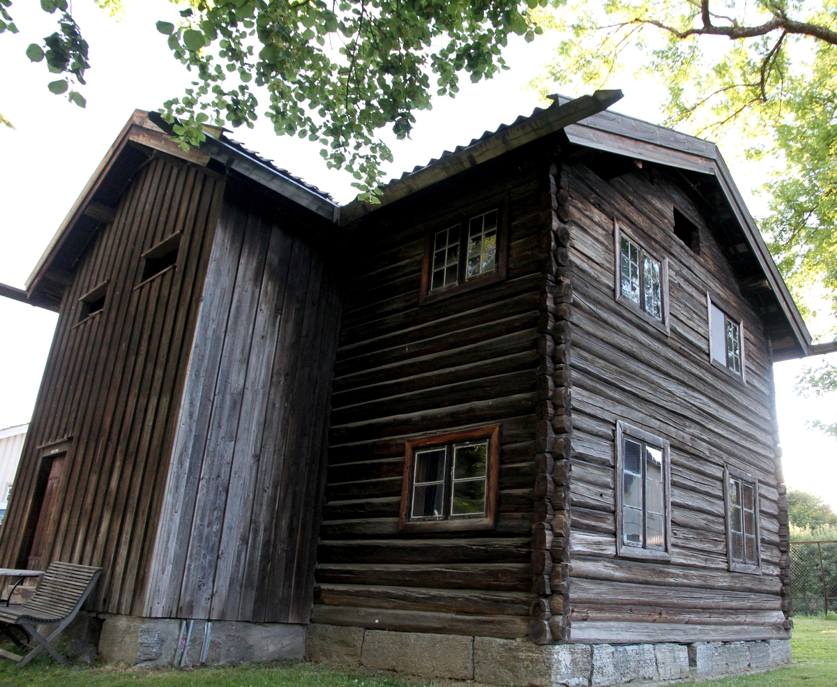 Stue fra Lynnevik i Gransherad. Toetasjes treromsstue med oppstuge.  Den kom til museet som gave fra Gransherad kommune (som nå en del av Notodden kommune). Stua er innredet nede i 1813 av Øystein A. Steinsrud fra Sauherad. Stilen er renessanse.

Det er sannsynlig at stua ble påbygd til to fulle etasjer i 1837. En tinndøl laget innredningen på oppstoga i en stil som klart skiller seg ut fra renessanseinteriøret nede. Med sine skap- og sengekroner i dristige svinger, med medaljonger og riflinger, med barokke speilformer og fine pilasterutforminger, støper tinndølen sammen alle de stilartar han synes å ha opplevd, men likevel med en viss overvekt til fordel for rokokkoen og louis-seizen. I alt og ett er det Numedal og Tinn som går igjen i dette interiøret. I 1838 er  oppstoga rosemalt av Tuddals-mesteren Knut Halvorsen Hovde. Mens Ola Hansson lot rosene sine flømme over hele interiøret, er dekorasjonene nå avgrenset til speil, fyllinger og listverk.