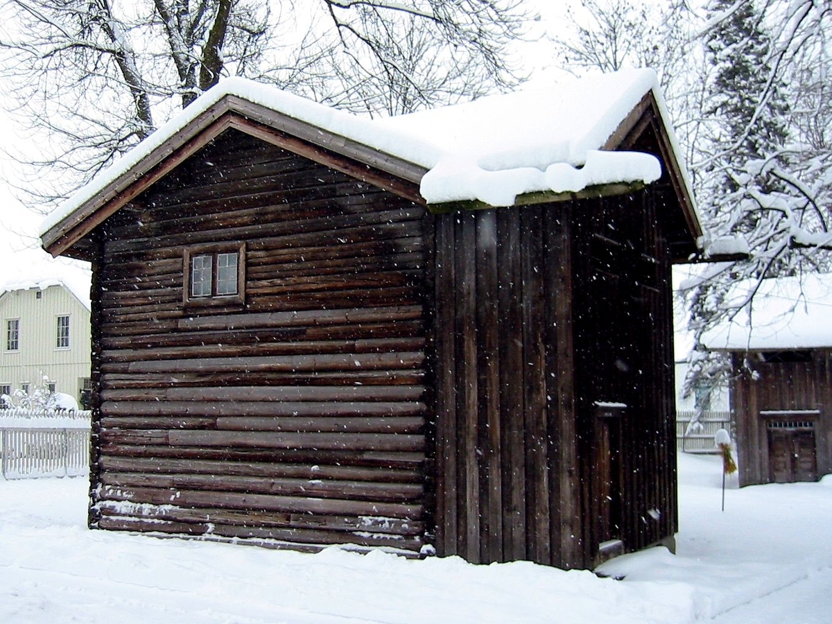 Stue fra Lynnevik i Gransherad. Toetasjes treromsstue med oppstuge.  Den kom til museet som gave fra Gransherad kommune (som nå en del av Notodden kommune). Stua er innredet nede i 1813 av Øystein A. Steinsrud fra Sauherad. Stilen er renessanse.

Det er sannsynlig at stua ble påbygd til to fulle etasjer i 1837. En tinndøl laget innredningen på oppstoga i en stil som klart skiller seg ut fra renessanseinteriøret nede. Med sine skap- og sengekroner i dristige svinger, med medaljonger og riflinger, med barokke speilformer og fine pilasterutforminger, støper tinndølen sammen alle de stilartar han synes å ha opplevd, men likevel med en viss overvekt til fordel for rokokkoen og louis-seizen. I alt og ett er det Numedal og Tinn som går igjen i dette interiøret. I 1838 er  oppstoga rosemalt av Tuddals-mesteren Knut Halvorsen Hovde. Mens Ola Hansson lot rosene sine flømme over hele interiøret, er dekorasjonene nå avgrenset til speil, fyllinger og listverk.