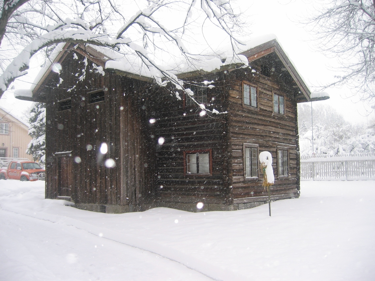 Stue fra Lynnevik i Gransherad. Toetasjes treromsstue med oppstuge.  Den kom til museet som gave fra Gransherad kommune (som nå en del av Notodden kommune). Stua er innredet nede i 1813 av Øystein A. Steinsrud fra Sauherad. Stilen er renessanse.

Det er sannsynlig at stua ble påbygd til to fulle etasjer i 1837. En tinndøl laget innredningen på oppstoga i en stil som klart skiller seg ut fra renessanseinteriøret nede. Med sine skap- og sengekroner i dristige svinger, med medaljonger og riflinger, med barokke speilformer og fine pilasterutforminger, støper tinndølen sammen alle de stilartar han synes å ha opplevd, men likevel med en viss overvekt til fordel for rokokkoen og louis-seizen. I alt og ett er det Numedal og Tinn som går igjen i dette interiøret. I 1838 er  oppstoga rosemalt av Tuddals-mesteren Knut Halvorsen Hovde. Mens Ola Hansson lot rosene sine flømme over hele interiøret, er dekorasjonene nå avgrenset til speil, fyllinger og listverk.