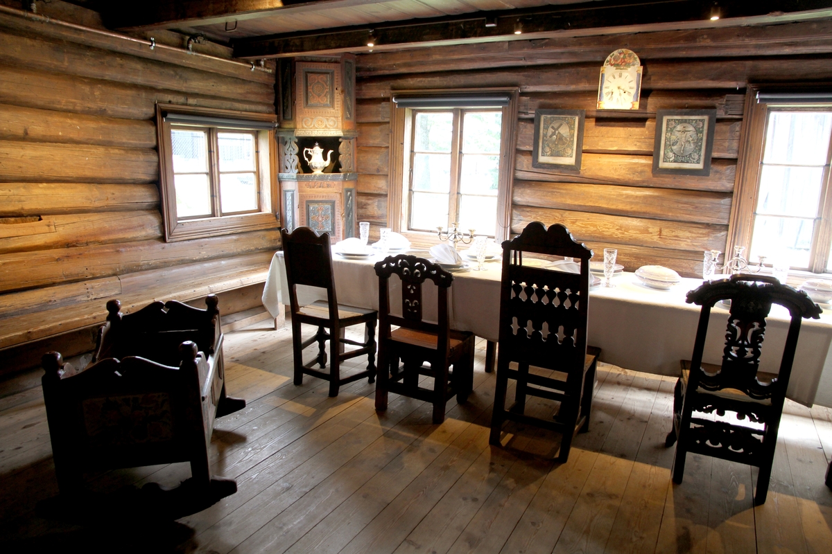 Stue fra Lynnevik i Gransherad. Toetasjes treromsstue med oppstuge.  Den kom til museet som gave fra Gransherad kommune (som nå en del av Notodden kommune). Stua er innredet nede i 1813 av Øystein A. Steinsrud fra Sauherad. Stilen er renessanse.

Det er sannsynlig at stua ble påbygd til to fulle etasjer i 1837. En tinndøl laget innredningen på oppstoga i en stil som klart skiller seg ut fra renessanseinteriøret nede. Med sine skap- og sengekroner i dristige svinger, med medaljonger og riflinger, med barokke speilformer og fine pilasterutforminger, støper tinndølen sammen alle de stilartar han synes å ha opplevd, men likevel med en viss overvekt til fordel for rokokkoen og louis-seizen. I alt og ett er det Numedal og Tinn som går igjen i dette interiøret. I 1838 er  oppstoga rosemalt av Tuddals-mesteren Knut Halvorsen Hovde. Mens Ola Hansson lot rosene sine flømme over hele interiøret, er dekorasjonene nå avgrenset til speil, fyllinger og listverk.