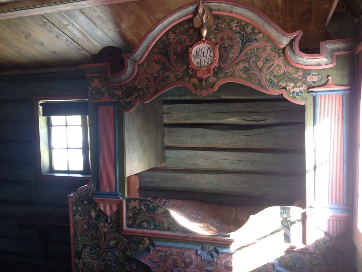 Stue fra Lynnevik i Gransherad. Toetasjes treromsstue med oppstuge.  Den kom til museet som gave fra Gransherad kommune (som nå en del av Notodden kommune). Stua er innredet nede i 1813 av Øystein A. Steinsrud fra Sauherad. Stilen er renessanse.

Det er sannsynlig at stua ble påbygd til to fulle etasjer i 1837. En tinndøl laget innredningen på oppstoga i en stil som klart skiller seg ut fra renessanseinteriøret nede. Med sine skap- og sengekroner i dristige svinger, med medaljonger og riflinger, med barokke speilformer og fine pilasterutforminger, støper tinndølen sammen alle de stilartar han synes å ha opplevd, men likevel med en viss overvekt til fordel for rokokkoen og louis-seizen. I alt og ett er det Numedal og Tinn som går igjen i dette interiøret. I 1838 er  oppstoga rosemalt av Tuddals-mesteren Knut Halvorsen Hovde. Mens Ola Hansson lot rosene sine flømme over hele interiøret, er dekorasjonene nå avgrenset til speil, fyllinger og listverk.