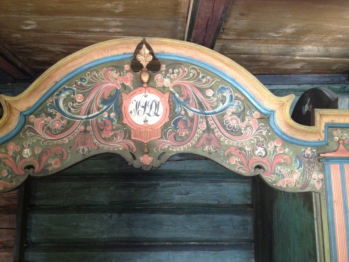 Stue fra Lynnevik i Gransherad. Toetasjes treromsstue med oppstuge.  Den kom til museet som gave fra Gransherad kommune (som nå en del av Notodden kommune). Stua er innredet nede i 1813 av Øystein A. Steinsrud fra Sauherad. Stilen er renessanse.

Det er sannsynlig at stua ble påbygd til to fulle etasjer i 1837. En tinndøl laget innredningen på oppstoga i en stil som klart skiller seg ut fra renessanseinteriøret nede. Med sine skap- og sengekroner i dristige svinger, med medaljonger og riflinger, med barokke speilformer og fine pilasterutforminger, støper tinndølen sammen alle de stilartar han synes å ha opplevd, men likevel med en viss overvekt til fordel for rokokkoen og louis-seizen. I alt og ett er det Numedal og Tinn som går igjen i dette interiøret. I 1838 er  oppstoga rosemalt av Tuddals-mesteren Knut Halvorsen Hovde. Mens Ola Hansson lot rosene sine flømme over hele interiøret, er dekorasjonene nå avgrenset til speil, fyllinger og listverk.