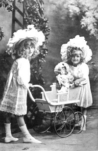 Brevkortalbum datert 1913 med barnekort, ungdomskort men flest julekort, ulike produsenter.
