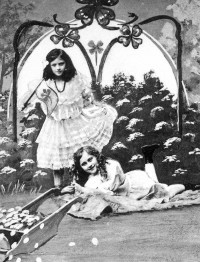 Brevkortalbum datert 1913 med barnekort, ungdomskort men flest julekort, ulike produsenter.