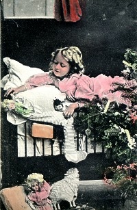 Brevkortalbum datert 1913 med barnekort, ungdomskort men flest julekort, ulike produsenter.
