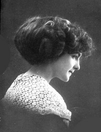 Brevkortalbum datert 1913 med barnekort, ungdomskort men flest julekort, ulike produsenter.