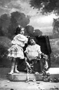 Brevkortalbum datert 1913 med barnekort, ungdomskort men flest julekort, ulike produsenter.