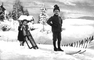 Brevkortalbum datert 1913 med barnekort, ungdomskort men flest julekort, ulike produsenter.