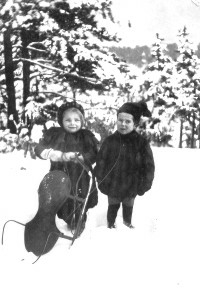 Brevkortalbum datert 1913 med barnekort, ungdomskort men flest julekort, ulike produsenter.