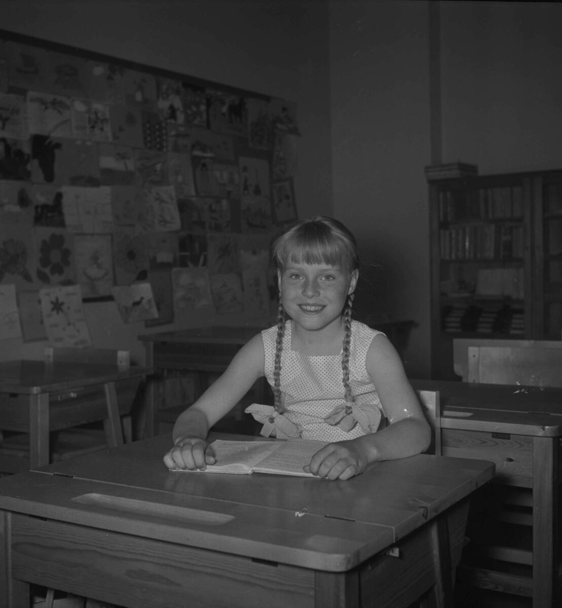 Elisabet "Bettan" Näsman. Stenskolan ungefär år 1960